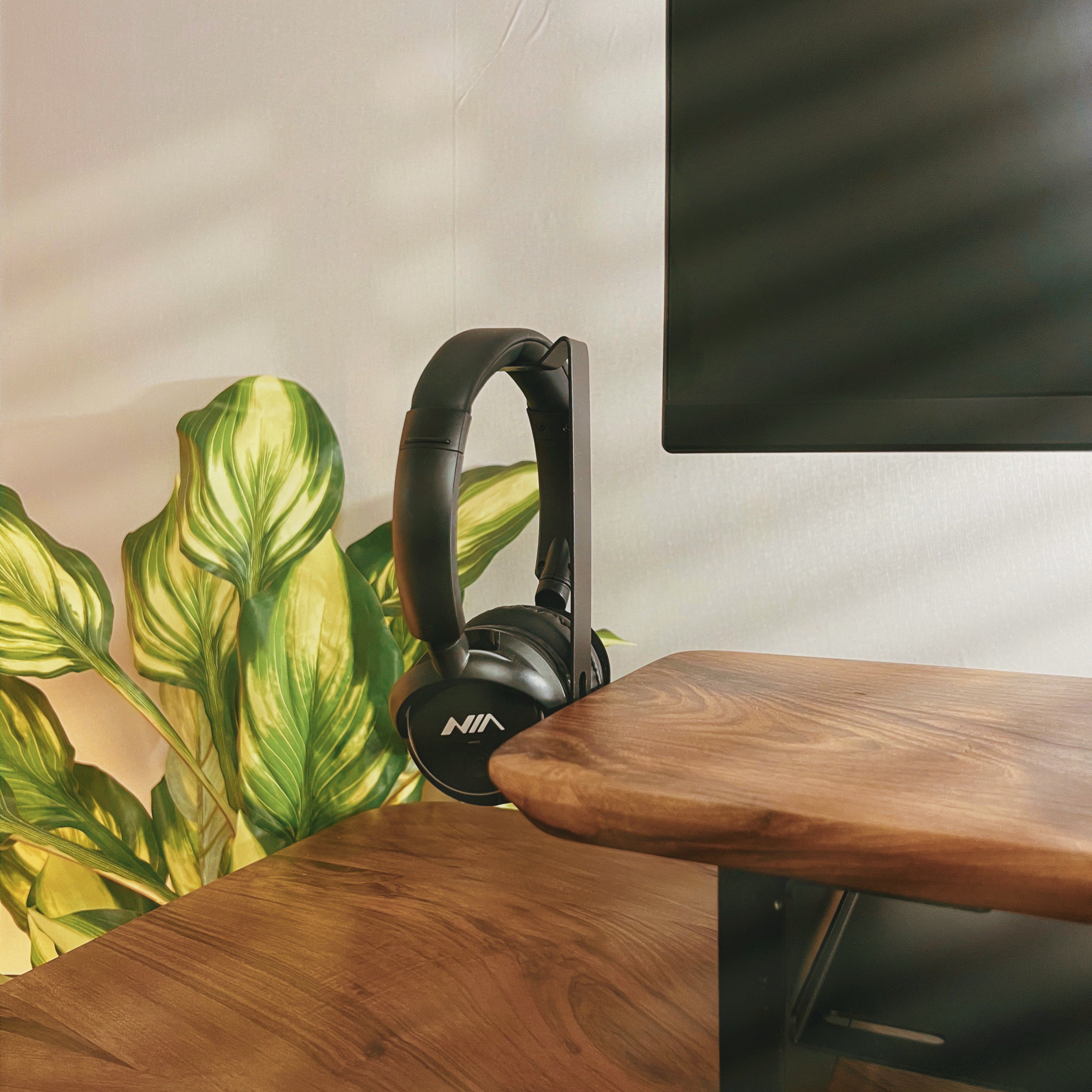 Find Your Rhythm: GOMYART's Headphone Stand Ensures Your Headphones are Always at Your Fingertips!
